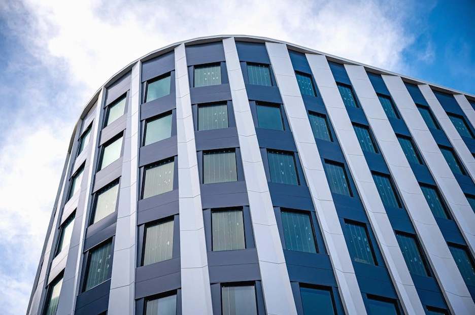 Moderno edificio per uffici che riflette la professionalità di Venture Growth Advisors